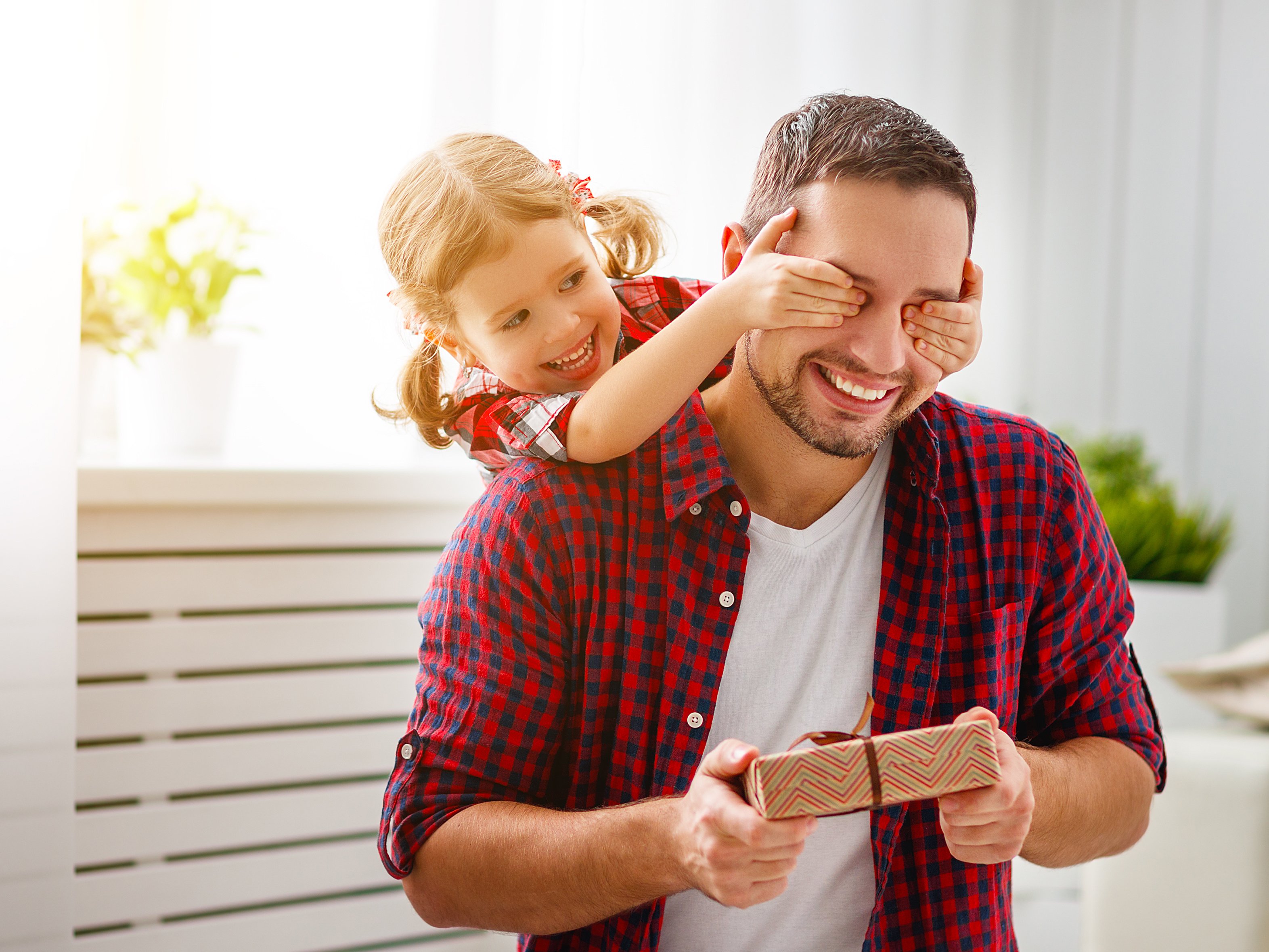 Kind hält Vater die Augen zu