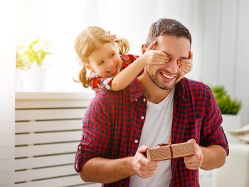 Kind hält Vater die Augen zu