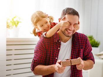Kind hält Vater die Augen zu