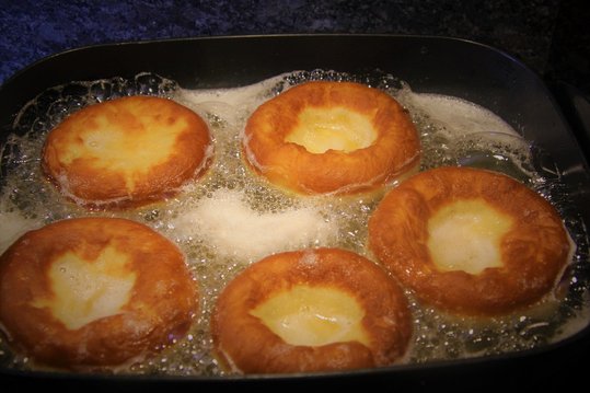 Krapfen in Fritteuse ©Elisabeth Heidegger/LK Niederösterreich
