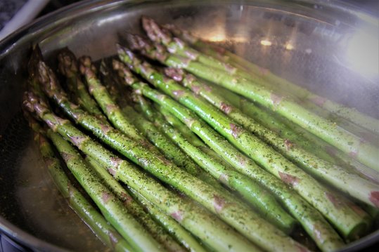 Spargel waschen, evtl. die Enden abschneiden und in der Pfanne dünsten.