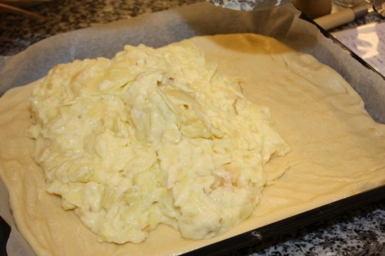 Apfelpuddingmasse auf dem Germteig verteilen ©Elisabeth Heidegger/LK Niederösterreich