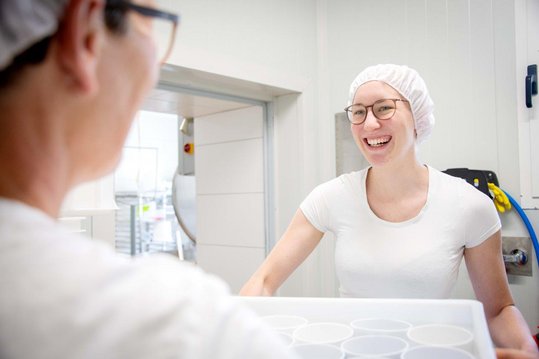 Schafbäuerin und Käserin Melanie Sterkl in der Käseküche