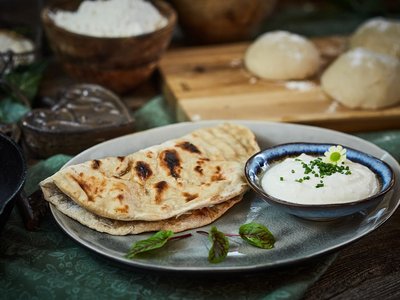 Feuerflecken mit Soße füllen ©Elisabeth Heidegger/LK Niederösterreich