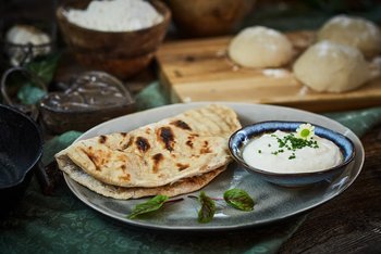 Feuerflecken mit Soße füllen ©Elisabeth Heidegger/LK Niederösterreich