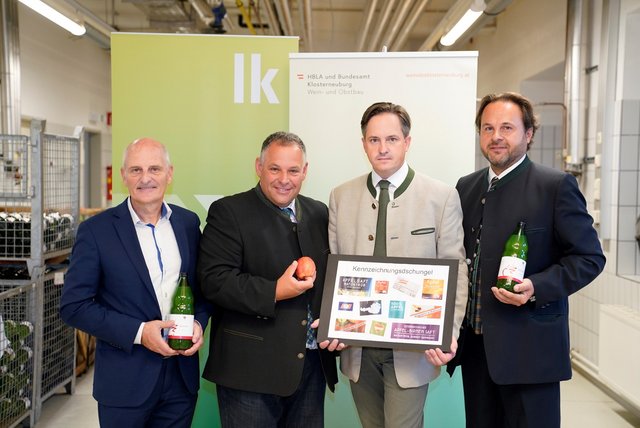 Gruppenfoto Regionalitätscheck Apfelsaft 2019 mit Reinhard Eder (Direktor HBLA Klosterneuburg, Martin Sedelmaier (Obmann NÖ Obstbauverband), Johannes Schmuckenschlager (LK NÖ-Präsident) und Manfred Gössinger (Leiter Obstverarbeitung der HBLA Klosterneuburg) (v.l.) ©Philipp Monihart/LK Niederösterreich