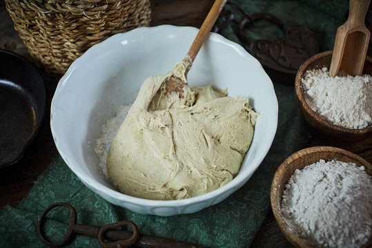 Teig für Feuerflecken vorbereiten ©Elisabeth Heidegger/LK Niederösterreich