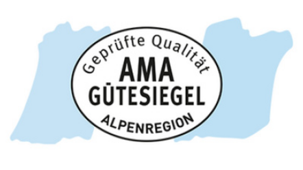 Auf hellblau-weiß-hellblauer Fahne steht in ovaler Form "Geprüfte Qualität Alpenregion" und "AMA Gütesiegel".