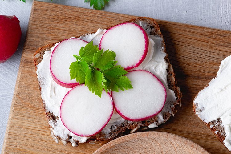 Körndlbrot mit Frischkäse direkt vom Bauern aus Niederösterreich und Radieschen als Garnitur