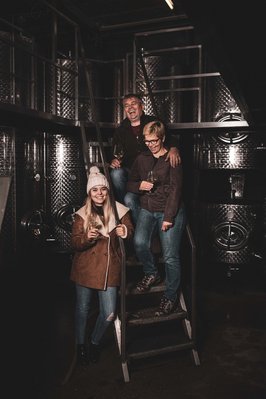 Weinkönigin Sophie Hromatka mit ihren Eltern im Weinkeller.