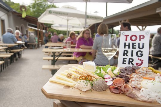 Angerichtete Brettljause mit Weinglas bei Top-Heuriger in NÖ ©Eva Lechner/LK Niederösterreich