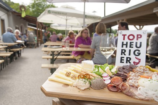 Angerichtete Brettljause mit Weinglas bei Top-Heuriger in NÖ ©Eva Lechner/LK Niederösterreich