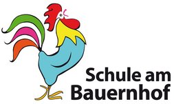 Logo von Schule am Baernhof mit buntem krähenden Hahn und Text "Schule am Bauernhof"