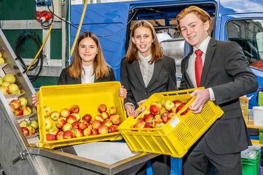 Schüler der Tourismusschulen HLF Krems bei der mobilen Apfelpresse