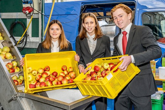Schüler der Tourismusschulen HLF Krems bei der mobilen Apfelpresse