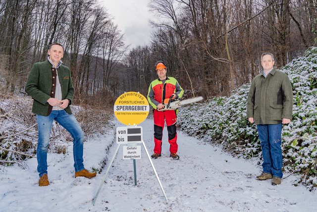 Foto mit Tourismus- und Sportlandesrat Jochen Danninger, Waldbesitzer Willi Hauser und Landwirtschaftskammer NÖ-Präsident Johannes Schmuckenschlager zur Freizeitnutzung des Waldes ©Georg Pomassl/LK Niederösterreich