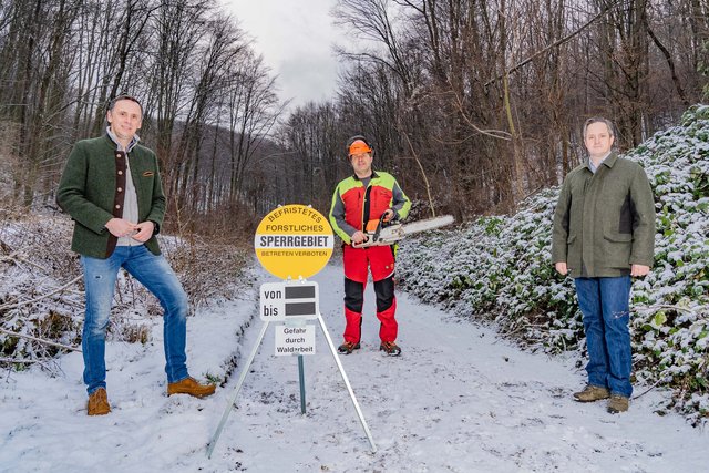 Foto mit Tourismus- und Sportlandesrat Jochen Danninger, Waldbesitzer Willi Hauser und Landwirtschaftskammer NÖ-Präsident Johannes Schmuckenschlager zur Freizeitnutzung des Waldes ©Georg Pomassl/LK Niederösterreich
