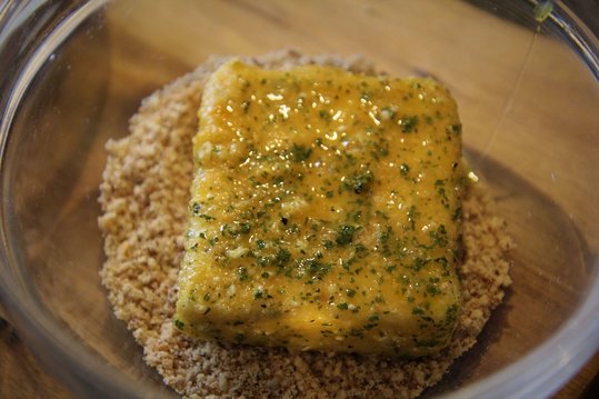 Ziegenkäse erst mit Mehl und dann mit Nussbröseln panieren ©Elisabeth Heidegger/LK Niederösterreich