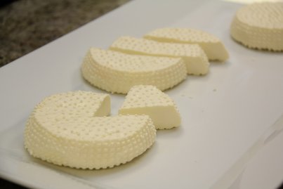 Ohne Reifung ist Frischkäse gleich fertig zum Verkosten. ©Elisabeth Heidegger/LK Niederösterreich