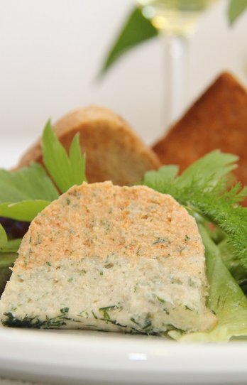 Räucherforellenmousse mit Riesling-Dip und Vollkornbrot