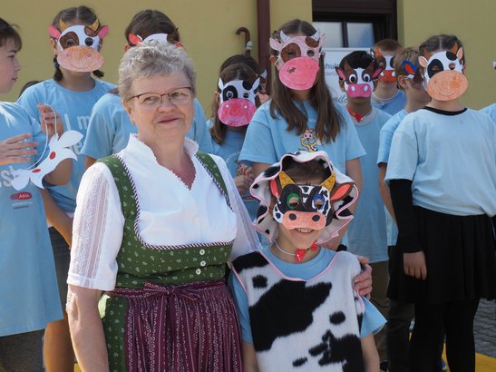 Adele Fuchssteiner mit Kindern beim Milchfest in Eschenau. ©Berger