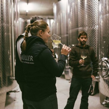 Weinkönigin Diana Müller bei der Qualitätskontrolle im Weinkeller mit Niro-Tanks