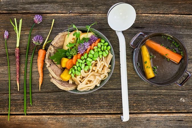 Rindssuppen-Bowl mit Nudeln & Gemüse