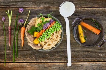 Rindssuppen-Bowl mit Nudeln & Gemüse