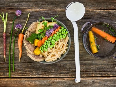 Rindssuppen-Bowl mit Nudeln & Gemüse