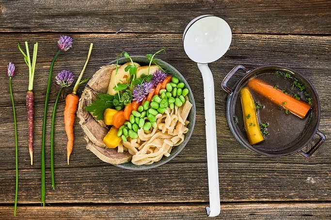 Rindssuppen-Bowl mit Nudeln & Gemüse