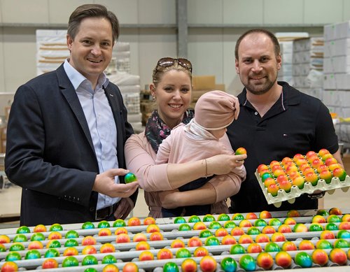 Foto mit Familie Schrall und LK NÖ Präsident Schmuckenschlager in Ostereier-Färbebetrieb ©Erich Marschik/LK Niederösterreich