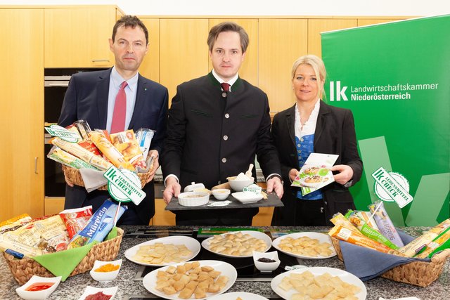 Gruppenfoto Lebensmittel-Check der Fertigteige 2019 mit Johannes Schmuckenschlager, Irene Neumann-Hartberger, Franz Raab der Landwirtschaftskammer NÖ