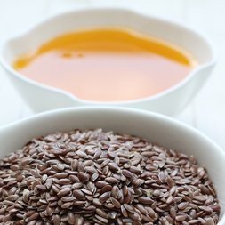 Leinsamen und Leinöl in Schale