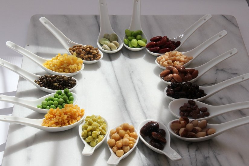 Hülsenfrüchte auf Löffeln angerichtet