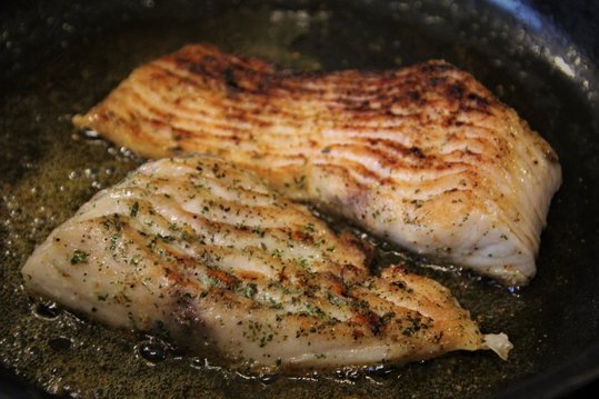 Karpfen in der Pfanne gewendet ©Elisabeth Heidegger/LK Niederösterreich