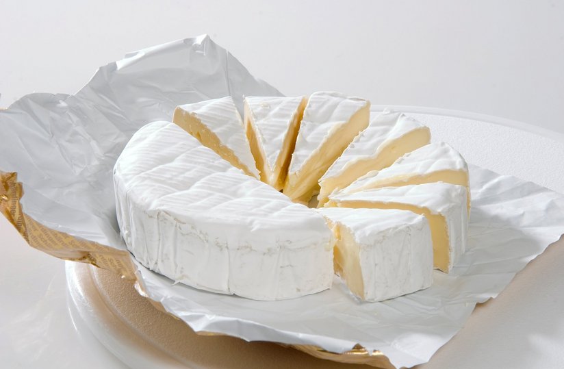 Camembert auf Holzbrett geschnitten ©AMA Marketing