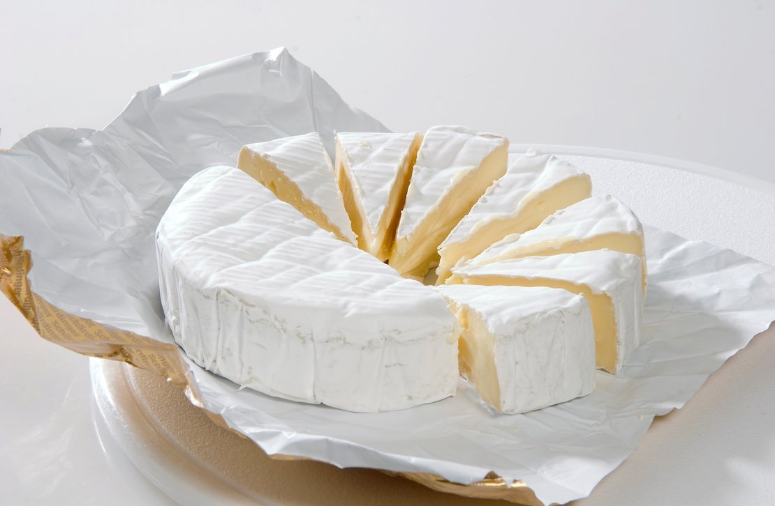 Camembert auf Holzbrett geschnitten ©AMA Marketing