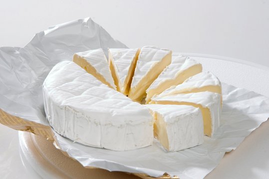 Camembert auf Holzbrett geschnitten ©AMA Marketing