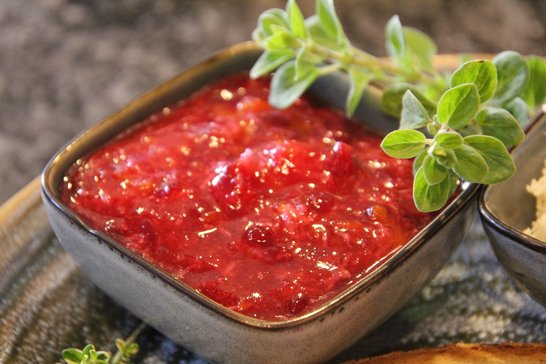 pikante Soße mit Aprikosen, Meerrettich und Preiselbeeren