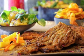 Weihnachtskarpfen mit Erdäpfel-Vogerlsalat und glaciertem Wintergemüse