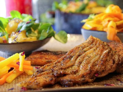 Weihnachtskarpfen mit Erdäpfel-Vogerlsalat und glaciertem Wintergemüse