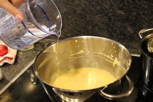 Kornbrand einrühren. ©Elisabeth Heidegger/LK Niederösterreich