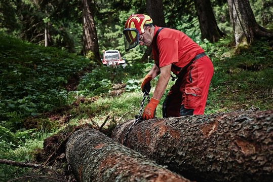 Händische Holzverarbeitung ©BMLRT/Alexander Haiden