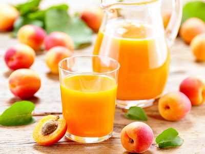 Marillennektar im Glas und in der Glaskaraffe 