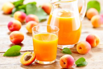 Marillennektar im Glas und in der Glaskaraffe 