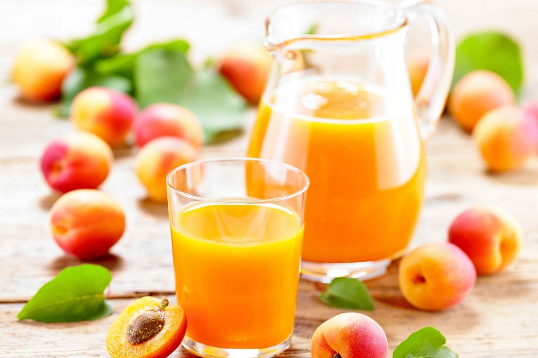 Marillennektar im Glas und in der Glaskaraffe 