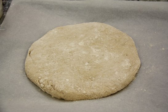 Teig flach drücken und füllen