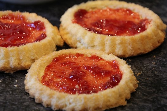 Törtchen mit Erdbeermarmelade bestreichen ©Elisabeth Heidegger/LK Niederösterreich