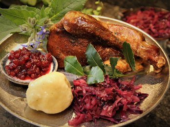 Die Gans fertig angerichtet mit Knödel und Blaukraut mit Preiselbeermarmelade ©Elisabeth Heidegger/LK Niederösterreich