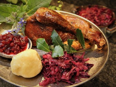 Die Gans fertig angerichtet mit Knödel und Blaukraut mit Preiselbeermarmelade ©Elisabeth Heidegger/LK Niederösterreich
